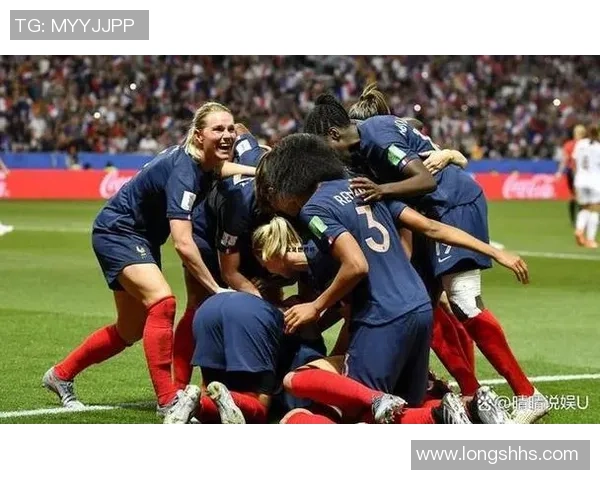 女足球星醉酒后失控画面曝光引发热议，网友纷纷热议其形象与职业生涯影响