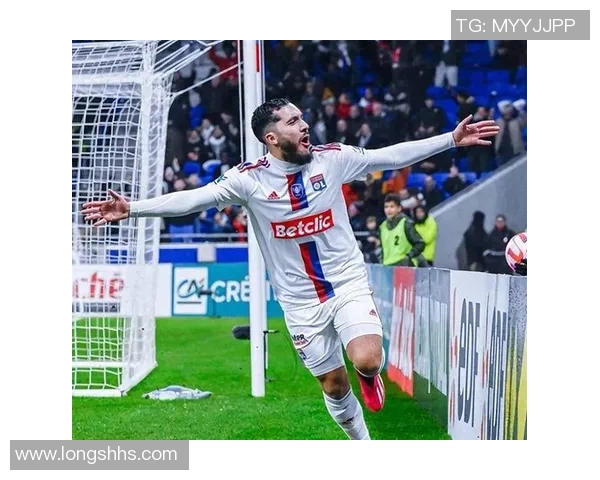 球星日常街头足球穿搭解析展现运动与时尚完美融合魅力